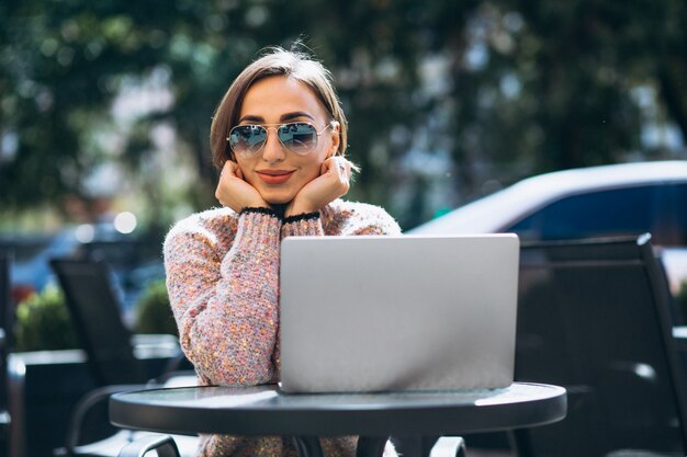 Mujer joven en un café usando laptop