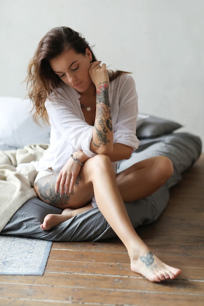 Mujer joven en la cama por la mañana