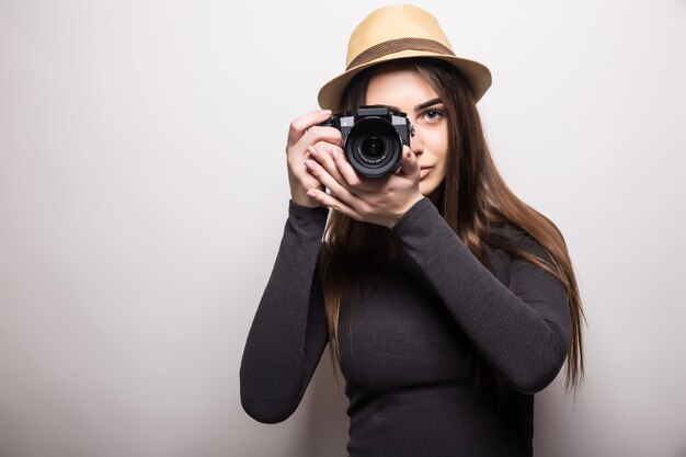 Mujer joven con cámara de fotos. Aislado sobre fondo blanco