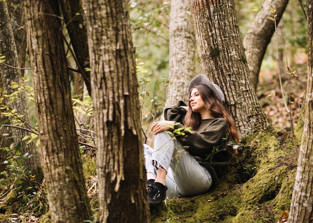 Foto gratuita mujer joven con una cámara en la naturaleza