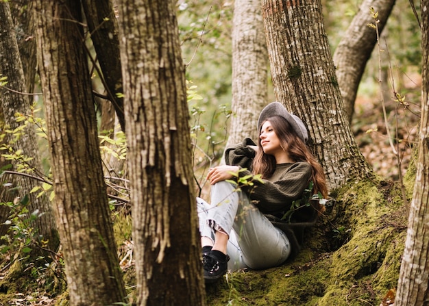 Mujer joven con una cámara en la naturaleza