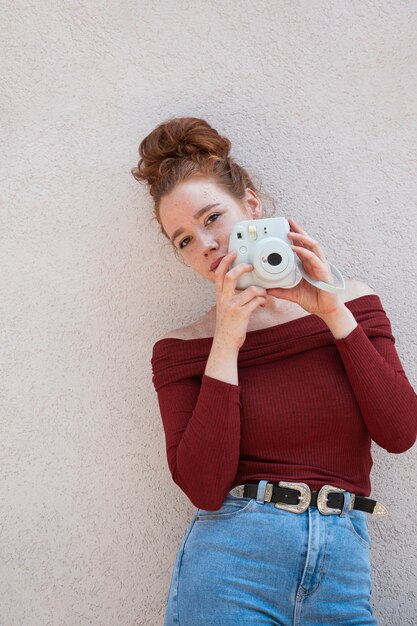 Mujer joven con una cámara vintage