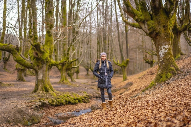 Mujer joven caminando en el Bosque de Otzarreta en el parque natural de Gorbea Bizkaia País Vasco