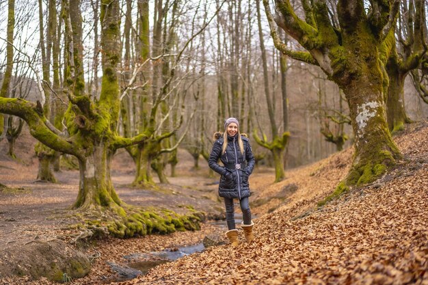 Mujer joven caminando en el Bosque de Otzarreta en el parque natural de Gorbea Bizkaia País Vasco