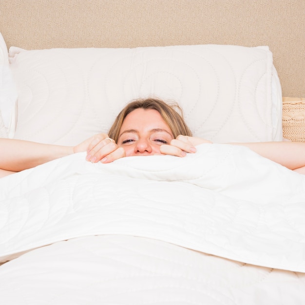 Mujer joven caminando en la cama