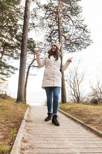 Foto gratuita mujer joven en el camino de madera