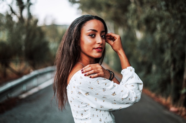 Foto gratuita mujer joven, en el camino