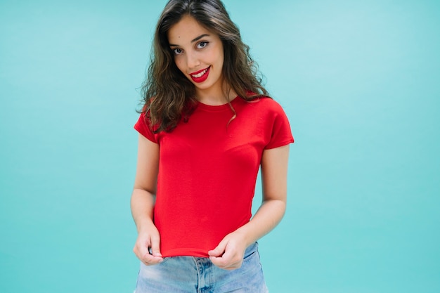 Foto gratuita mujer joven con camiseta roja