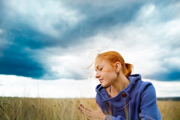 Foto gratuita mujer joven en el campo de trigo