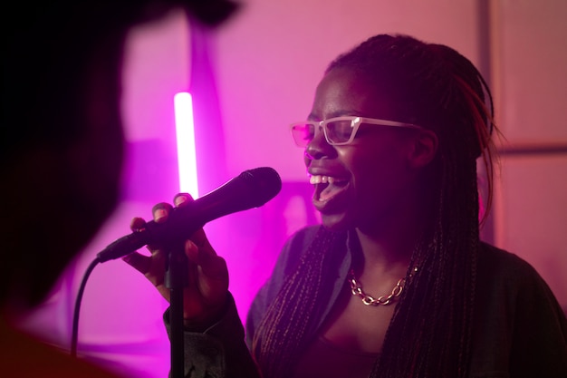 Mujer joven cantando en un evento local.