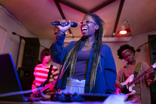 Mujer joven cantando en un evento local.