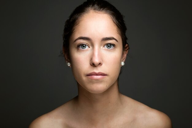 La mujer joven con la cara de la belleza. Aislado en blanco.