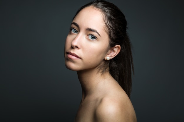 La mujer joven con la cara de la belleza. Aislado en blanco.