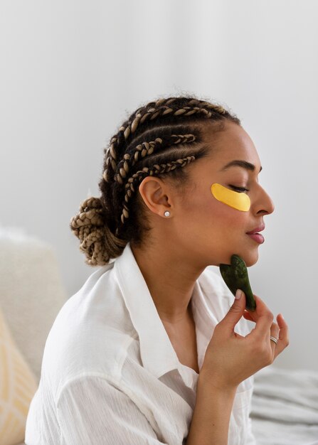 Mujer joven en casa haciendo su rutina de belleza