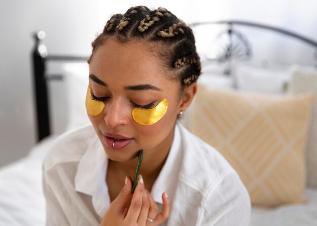 Foto gratuita mujer joven en casa haciendo su rutina de belleza