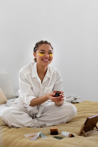 Mujer joven en casa haciendo su rutina de belleza