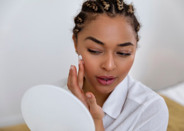 Mujer joven en casa haciendo su rutina de belleza