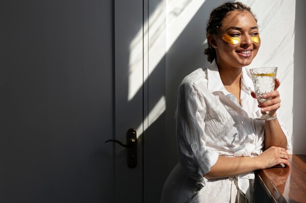 Mujer joven en casa haciendo su rutina de belleza