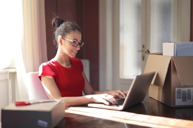 mujer joven en casa usa una computadora