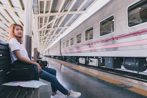 Foto gratuita mujer joven casual en la estación de ferrocarril