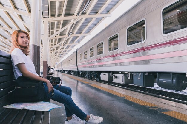 Mujer joven casual en la estación de ferrocarril