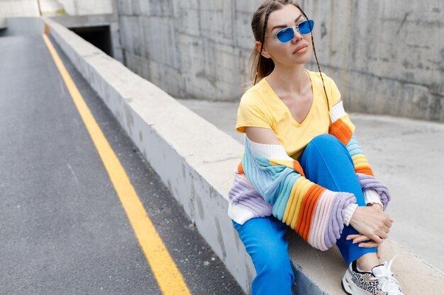 mujer joven casual en gafas de sol al aire libre