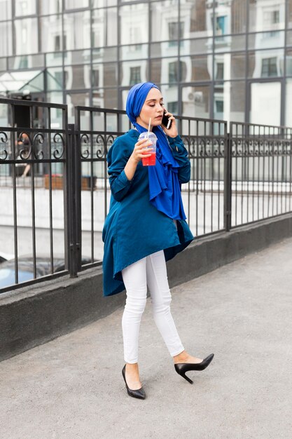 Mujer joven casual hablando por teléfono