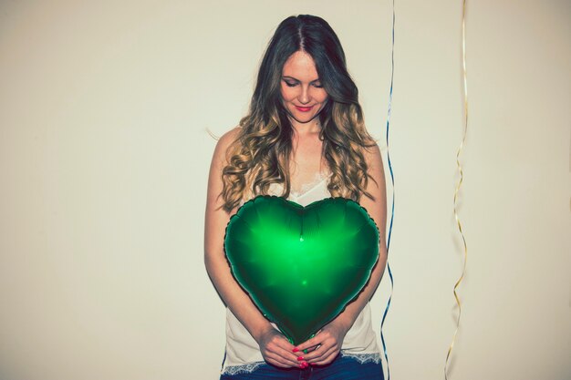 Mujer joven celebrando el amor