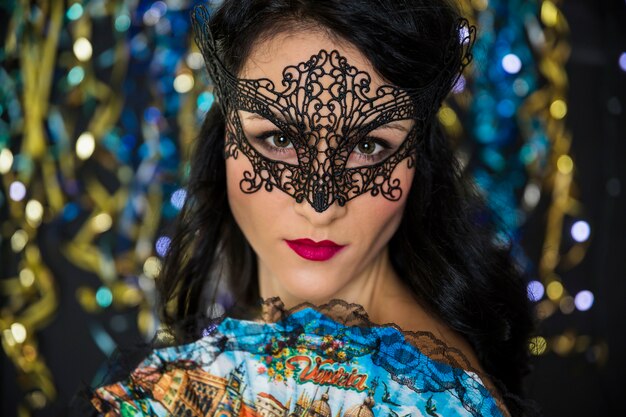 Mujer joven celebrando el carnaval de venecia