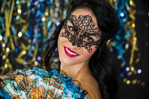 Mujer joven celebrando el carnaval de venecia