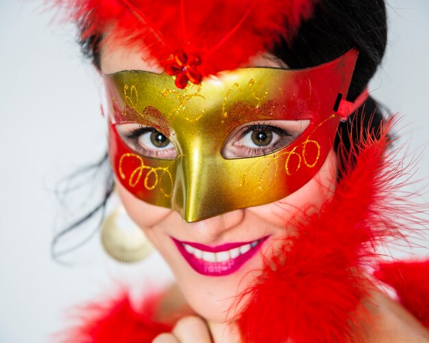 Mujer joven celebrando el carnaval de venecia