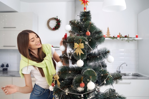 Foto gratuita mujer joven celebrando la navidad en casa