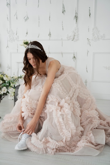 Mujer joven celebrando su quinceañera