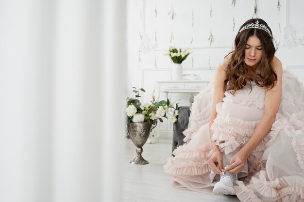 Mujer joven celebrando su quinceañera