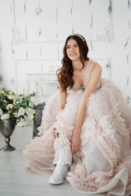 Mujer joven celebrando su quinceañera