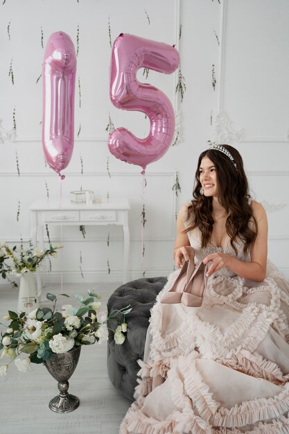 Mujer joven celebrando su quinceañera