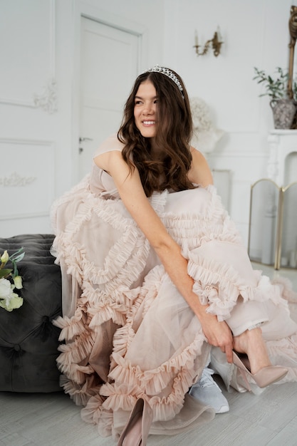 Mujer joven celebrando su quinceañera