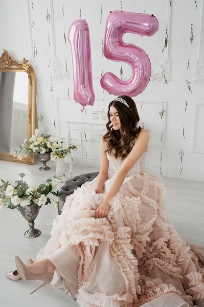 Foto gratuita mujer joven celebrando su quinceañera