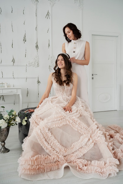 Mujer joven celebrando su quinceañera