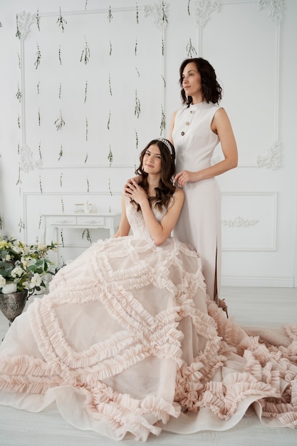 Mujer joven celebrando su quinceañera