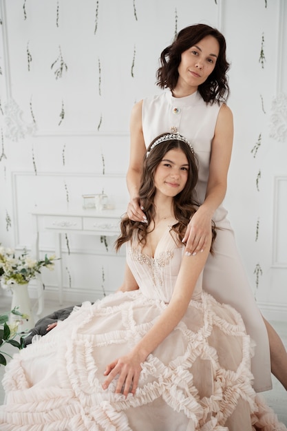 Foto gratuita mujer joven celebrando su quinceañera