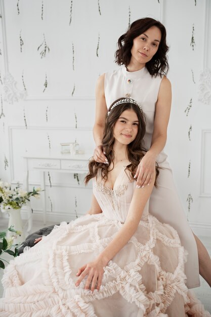 Mujer joven celebrando su quinceañera