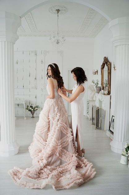 Foto gratuita mujer joven celebrando su quinceañera