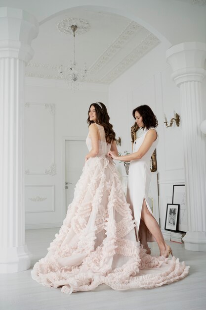 Mujer joven celebrando su quinceañera