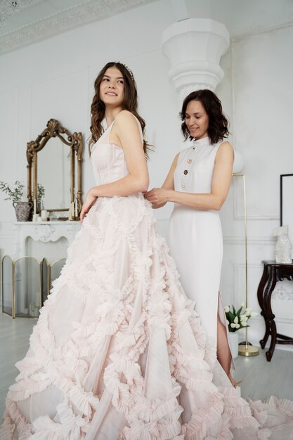 Mujer joven celebrando su quinceañera