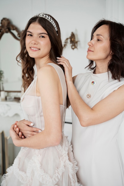 Mujer joven celebrando su quinceañera