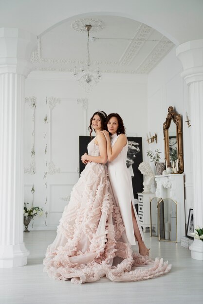 Mujer joven celebrando su quinceañera