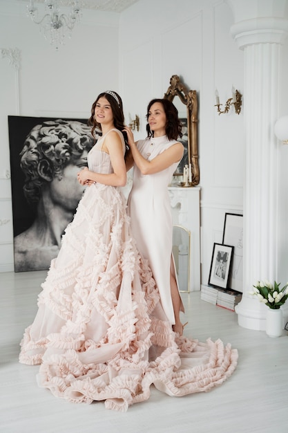 Mujer joven celebrando su quinceañera