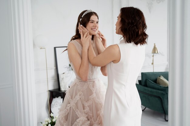 Mujer joven celebrando su quinceañera