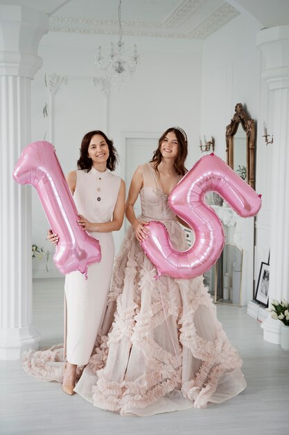 Mujer joven celebrando su quinceañera